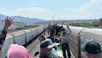 Nueva ola de migrantes llega por tren a Frontera