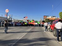 Trabajadores del Poder Judicial de la Federación en Torreón protestaron por los recortes presupuestales que pretende realizar la Presidencia de la República, al considerar que se afectarán sus derechos laborales.