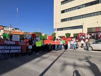 Trabajadores del Poder Judicial de la Federación en Torreón protestaron por los recortes presupuestales que pretende realizar la Presidencia de la República, al considerar que se afectarán sus derechos laborales.