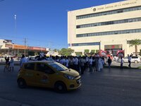 Trabajadores del Poder Judicial de la Federación en Torreón protestaron por los recortes presupuestales que pretende realizar la Presidencia de la República, al considerar que se afectarán sus derechos laborales.