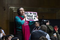 Interrumpen una audiencia en el Senado de EUA al grito de: 'alto al fuego ya en Gaza'
