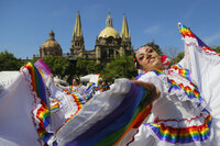 Decenas de deportistas caminan en calles de Guadalajara para dar comienzo a los Gay Games 2023