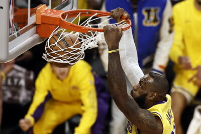 LeBron James llega a 39 mil puntos; Lakers vencen a Mavericks y siguen invictos