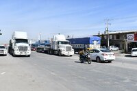 RIESGOSO:
En el bulevar Mieleras, a la altura de Los Arenales, los camiones de carga se estacionan en la parte central y se acotan los carriles de circulación, con el constante riesgo de accidentes.