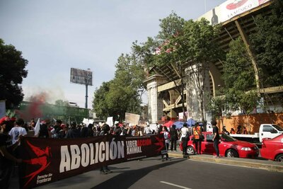 Decenas protestan contra reapertura de Plaza México este domingo