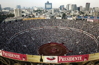 Aficionados llenan la Plaza México en el regreso de la Fiesta Brava