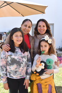 Anfitrionas Mónica González, María René Towns, Erika Vera Natalia Corrales., Niñas realizan diseño floral