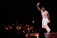 Usher recorre éxitos en su show de Medio Tiempo del Super Bowl LVlll