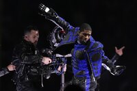 Usher recorre éxitos en su show de Medio Tiempo del Super Bowl LVlll