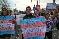 Miles. Al cruzar el Puente Plateado que une a Gómez Palacio con Torreón, eran miles de mujeres las que se habían sumado a la marcha.