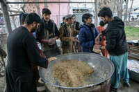 Algunos platillos en Afganitan se comparten con toda una comunidad.