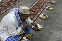 En Indonesia, las celebraciones son en familia.  La creencia predominante entre los musulmanes es que fue en las diez últimas noches del Ramadán cuando el Corán fue revelado por primera vez al profeta Mahoma.