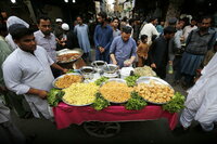 En Bangladesh una multititud se prepara para romper en ayuno. En la imagen se observa un mercado en donde se ofrecen toda clase de comidas.