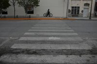 Precaución
En la imagen se aprecia como ciudadanos cruzan la calle de la manera correcta, utilizando las zonas peatonales delimitadas, de esta manera,  evitan en su mayoría que puedan ocurrir accidentes.