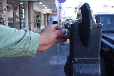 Los automovilistas se confunden al momento de utilizar los cajones de estacionamiento donde aún operan los viejos parquímetros