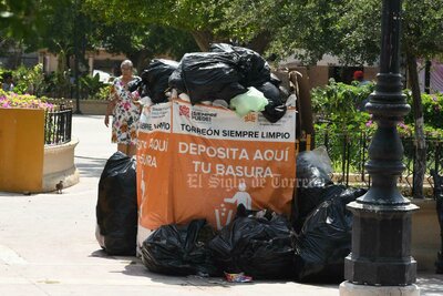 Plaza de armas con contenedores rebasados.