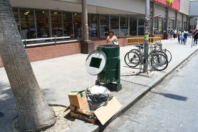 En plena ola de calor, las calles de Torreón están repletas de basura