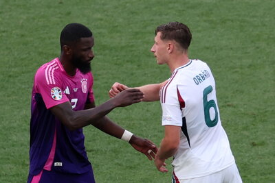 Stuttgart (Germany), 19/06/2024.- Antonio Rudiger of Germany (L) shakes hands with Willi Orban of Hungary after the UEFA EURO 2024 Group A soccer match between Germany and Hungary, in Stuttgart, Germany, 19 June 2024. (Alemania, Hungría) EFE/EPA/MOHAMED MESSARA
