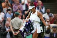 Wimbledon (United Kingdom), 03/07/2024.- Naomi Osaka of Japan in action against Emma Navarro of the USA during their 2nd round match at the Wimbledon Championships, Wimbledon, Britain, 03 July 2024. (Tenis, Japón, Reino Unido) EFE/EPA/ADAM VAUGHAN EDITORIAL USE ONLY