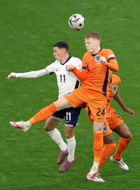 Dortmund (Germany), 10/07/2024.- Phil Foden (L) of England in action against Jerdy Schouten of the Netherlands during the UEFA EURO 2024 semi-finals soccer match between Netherlands and England, in Dortmund, Germany, 10 July 2024. (Alemania, Países Bajos; Holanda) EFE/EPA/GEORGI LICOVSKI