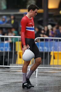 Paris (France), 27/07/2024.- Soren Waerenskjold of Norway withdrawes after he crashes during the Men's Individual Time Trial at the Road Cycling competitions in the Paris 2024 Olympic Games, Pont Alexandre III in Paris, France, 27 July 2024. (Ciclismo, Francia, Noruega) EFE/EPA/YOAN VALAT