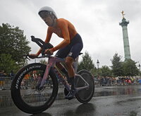 Paris (France), 27/07/2024.- Soren Waerenskjold of Norway withdrawes after he crashes during the Men's Individual Time Trial at the Road Cycling competitions in the Paris 2024 Olympic Games, Pont Alexandre III in Paris, France, 27 July 2024. (Ciclismo, Francia, Noruega) EFE/EPA/YOAN VALAT