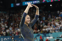 Simone Biles lleva a Estados Unidos al oro en gimnasia en París 2024