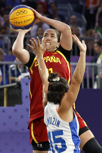 PARÍS, 31/07/2024.- La jugadora de España Vega GImeno (atrás) intenta canasta ante Hortense Limoizun, de Francia durante el partido de fase de grupos de Baloncesto 3x3 Femenino de los Juegos Olímpicos de París 2024, entre Francia y España, este miércoles, en la sede La Concorde de la capital francesa. EFE/ Miguel Toña