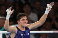 Paris (France), 06/08/2024.- Marco Alonso Verde Alvarez of Mexico (blue) and Lewis Richardson of Great Britain (red) in action during their Men's 71kg semifinal of the Boxing competitions in the Paris 2024 Olympic Games, at Roland Garros in Paris, France, 06 August 2024. (Francia, Gran Bretaña, Reino Unido) EFE/EPA/MOHAMMED BADRA