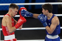 Paris (France), 06/08/2024.- Marco Alonso Verde Alvarez of Mexico (blue) and Lewis Richardson of Great Britain (red) in action during their Men's 71kg semifinal of the Boxing competitions in the Paris 2024 Olympic Games, at Roland Garros in Paris, France, 06 August 2024. (Francia, Gran Bretaña, Reino Unido) EFE/EPA/MOHAMMED BADRA