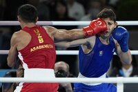 El uzbeco Asadkhuja Muydinkhujaev golpea al mexicano Marco Verde en la pelea de box olímpico, categoría de 71 kilogramos, el viernes 9 de agosto de 2024, en París (AP Foto/John Locher)