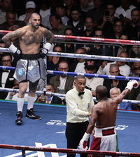 CIUDAD DE MÉXICO, 25/08/2024.- El boxeador estadounidense Floyd Mayweather (d) combate ante su compatriota John Gotti III, este sábado durante una pelea de exhibición en la Arena Ciudad de México, en Ciudad de México (México). EFE/José Méndez
, En combate sucio, Floyd Mayweather vence a John Gotti III