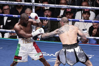 En combate sucio, Floyd Mayweather vence a John Gotti III