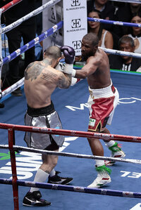 CIUDAD DE MÉXICO, 25/08/2024.- El boxeador estadounidense Floyd Mayweather (d) combate ante su compatriota John Gotti III, este sábado durante una pelea de exhibición en la Arena Ciudad de México, en Ciudad de México (México). EFE/José Méndez
, En combate sucio, Floyd Mayweather vence a John Gotti III