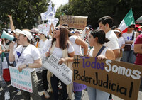 MEX6614. CIUDAD DE MÉXICO (MÉXICO), 25/08/2024.- Trabajadores del poder judicial protestan en contra de la reforma impulsada por el oficialismo, este domingo en Ciudad de México (México). Ciudadanos, opositores, organizaciones de la sociedad civil y trabajadores del poder judicial de México que están en huelga, se manifestaron para elevar la presión contra la reforma del presidente, Andrés Manuel López Obrador, que busca que haya elecciones populares para designar a juzgadores y a la Suprema Corte de Justicia de la Nación (SCJN). EFE/Mario Guzmán