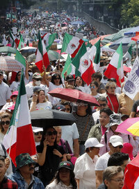 MEX6614. CIUDAD DE MÉXICO (MÉXICO), 25/08/2024.- Trabajadores del poder judicial protestan en contra de la reforma impulsada por el oficialismo, este domingo en Ciudad de México (México). Ciudadanos, opositores, organizaciones de la sociedad civil y trabajadores del poder judicial de México que están en huelga, se manifestaron para elevar la presión contra la reforma del presidente, Andrés Manuel López Obrador, que busca que haya elecciones populares para designar a juzgadores y a la Suprema Corte de Justicia de la Nación (SCJN). EFE/Mario Guzmán