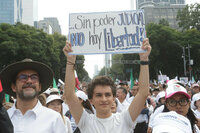 Miles de estudiantes de Derecho protestan en CDMX contra reforma judicial