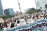 Miles de estudiantes de Derecho protestan en CDMX contra reforma judicial