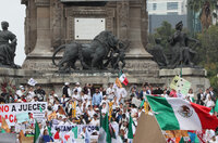 Miles de estudiantes de Derecho protestan en CDMX contra reforma judicial