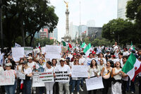 Miles de estudiantes de Derecho protestan en CDMX contra reforma judicial