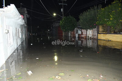 Se desborda laguna de regulación, se inundan colonias Santiago Ramírez y Lázaro Cárdenas