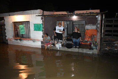 Se desborda laguna de regulación, se inundan colonias Santiago Ramírez y Lázaro Cárdenas