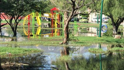 Inundación en plaza de la colonia Prados