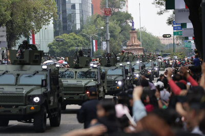 López Obrador encabeza su último Desfile Cívico Militar en CDMX