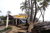 MEX006. ACAPULCO (MÉXICO), 26/09/2024.- Vehículos transitan por una calle inundada este jueves en Acapulco (México). El paso del huracán John, que avanza en el Pacíico central mexicano como categoría 1, ha dejado severas inundaciones, deslaves y carreteras destruidas en el popular balneario de Acapulco, estado de Guerrero, sur de México, después de tres días de lluvias. EFE/ David Guzmán