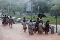 MEX006. ACAPULCO (MÉXICO), 26/09/2024.- Vehículos transitan por una calle inundada este jueves en Acapulco (México). El paso del huracán John, que avanza en el Pacíico central mexicano como categoría 1, ha dejado severas inundaciones, deslaves y carreteras destruidas en el popular balneario de Acapulco, estado de Guerrero, sur de México, después de tres días de lluvias. EFE/ David Guzmán