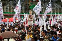 MEX783. CIUDAD DE MÉXICO (MÉXICO), 01/10/2024.- Una persona muestra figuras del expresidente de México, Andrés Manuel López Obrador y de la presidenta de México, Claudia Sheinbaum, durante la entrega del bastón de mando este martes en el Zócalo de la Ciudad de México (México). La presidenta de México, Claudia Sheinbaum, recibió este martes el tradicional bastón de mando de los 70 pueblos indígenas y la comunidad afromexicana en el Zócalo de Ciudad de México, la mayor plaza pública del país, tras asumir como la primera mujer jefa de Estado. EFE/Sáshenka Gutiérrez