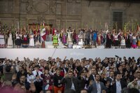 MEX783. CIUDAD DE MÉXICO (MÉXICO), 01/10/2024.- Una persona muestra figuras del expresidente de México, Andrés Manuel López Obrador y de la presidenta de México, Claudia Sheinbaum, durante la entrega del bastón de mando este martes en el Zócalo de la Ciudad de México (México). La presidenta de México, Claudia Sheinbaum, recibió este martes el tradicional bastón de mando de los 70 pueblos indígenas y la comunidad afromexicana en el Zócalo de Ciudad de México, la mayor plaza pública del país, tras asumir como la primera mujer jefa de Estado. EFE/Sáshenka Gutiérrez