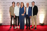 Elena Baille y Alberto Martínez con sus hijos.