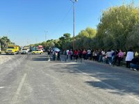 Bloquean vecinos la empresa Cribisa en Lerdo